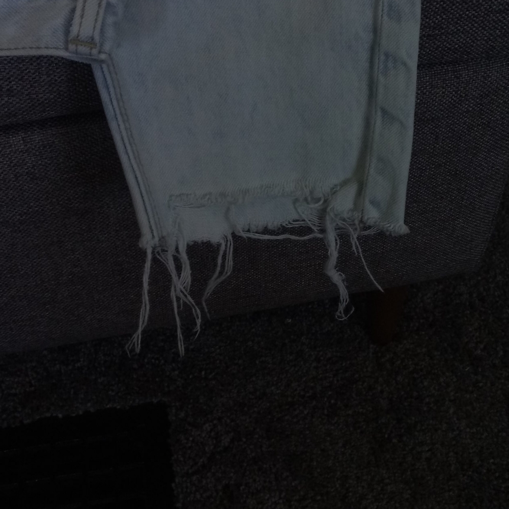 Too small - Picture 3 of 4